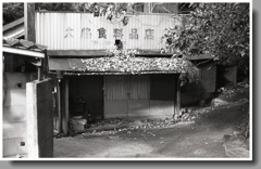 ひっそりと窯垣の片隅に店のあと