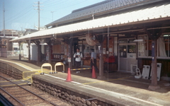 車窓から関駅舎