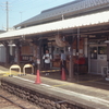 車窓から関駅舎