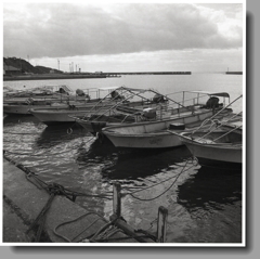 かぶさる雲に漁師船