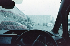 梅雨の車内