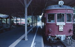 誰もいない旧車の駅ホーム