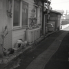 駅前の路地風景