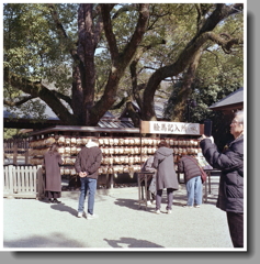 絵馬を書く人々