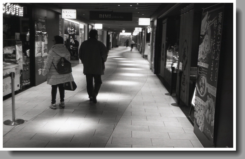 先を歩く昼呑みの友