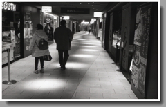 先を歩く昼呑みの友