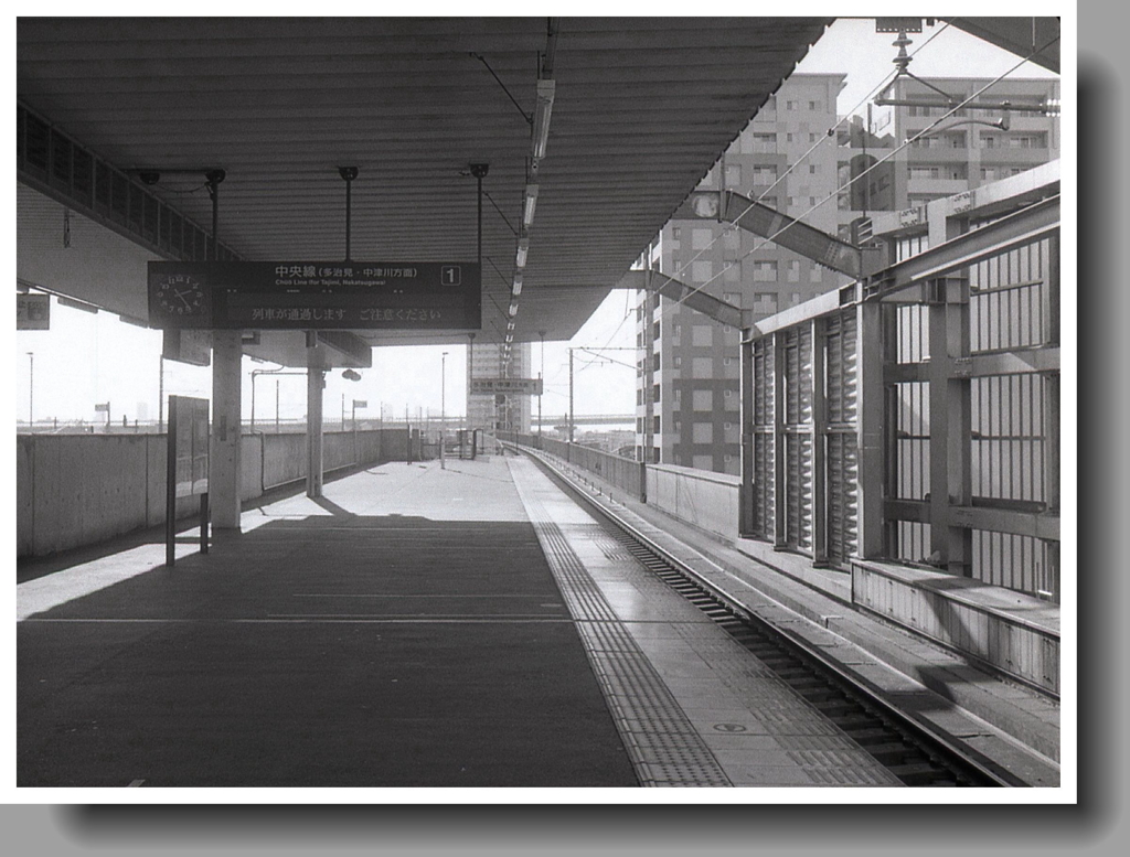 PEN片手に、とある日の昼下がりのホーム