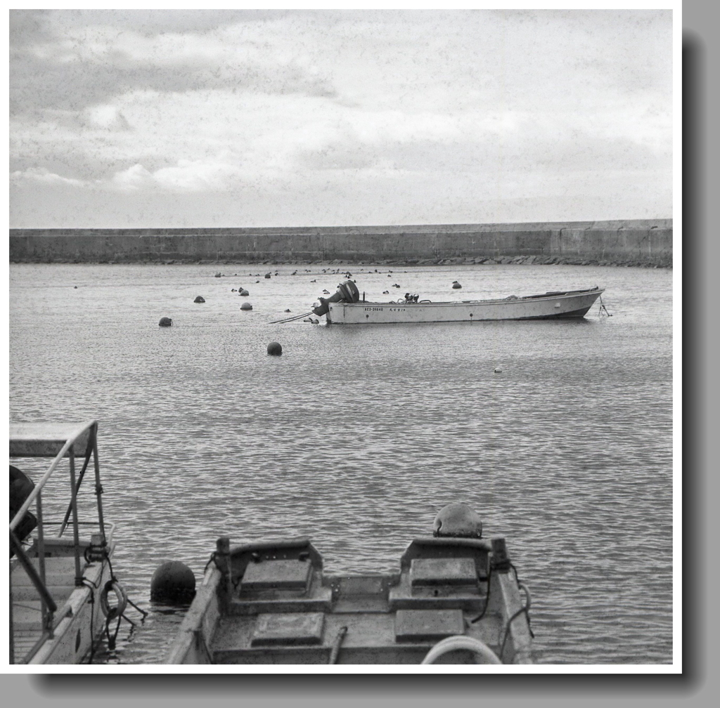 湾内に小船が浮かぶ風景