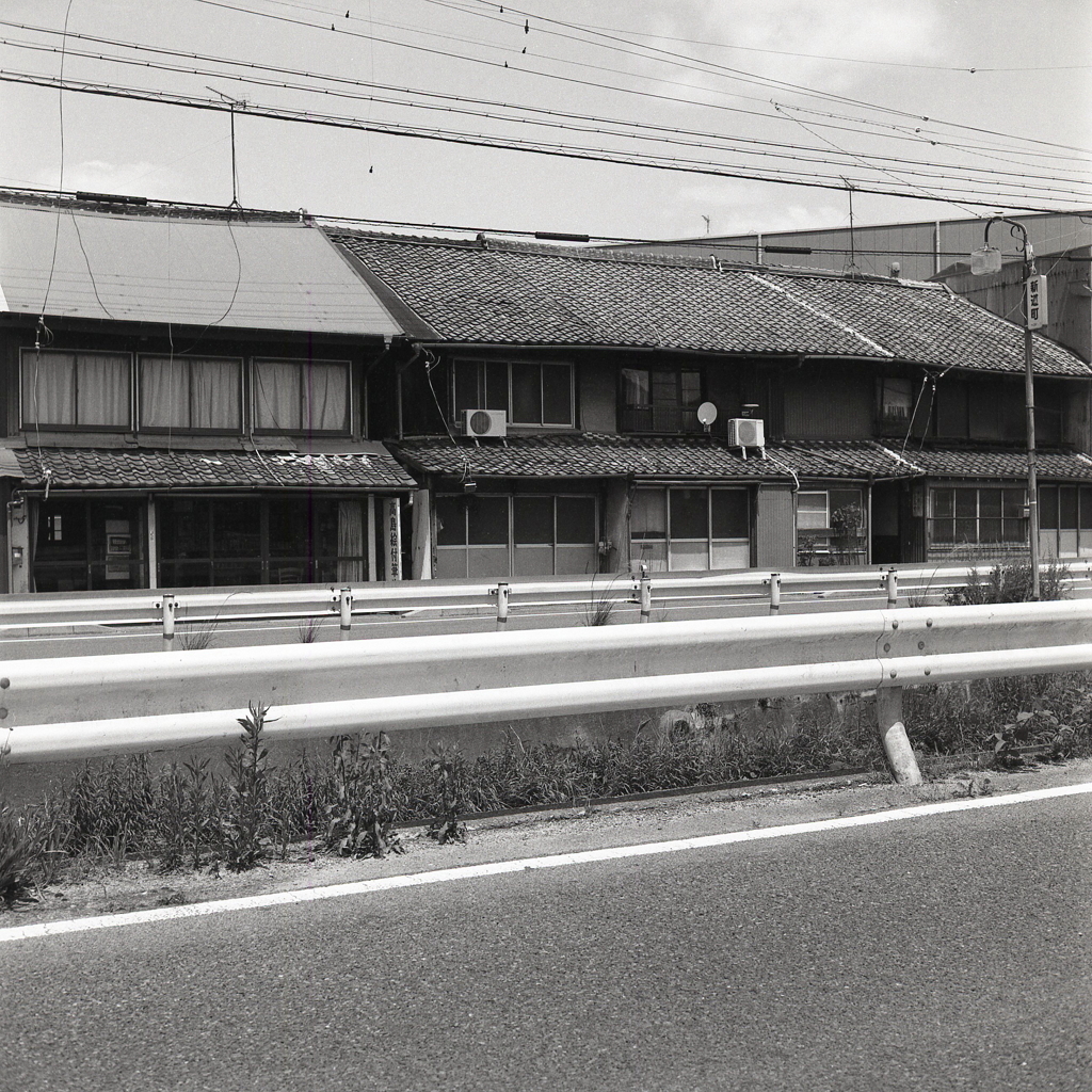 瀬戸川沿いの長屋風景