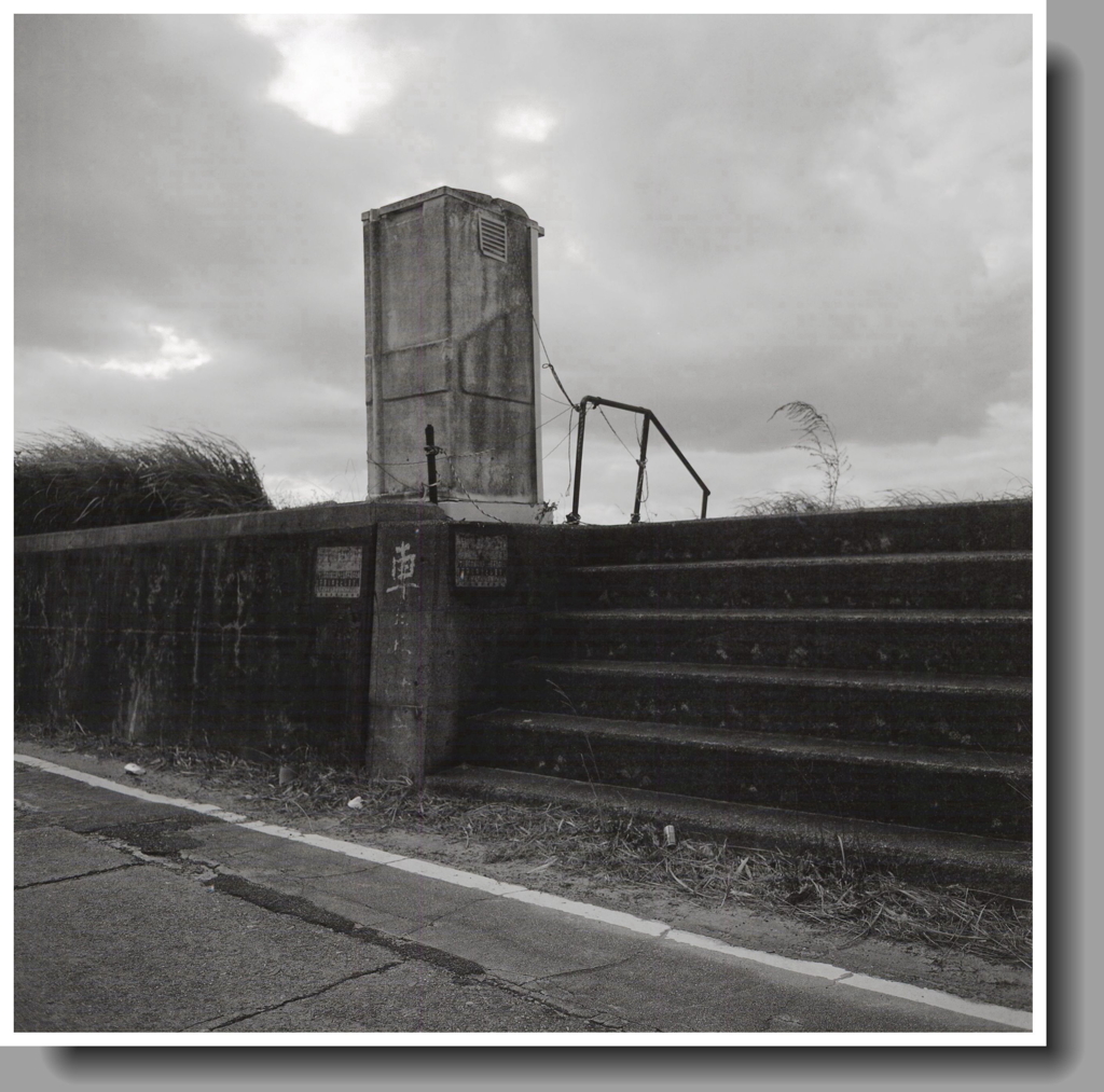 海辺の簡易トイレ