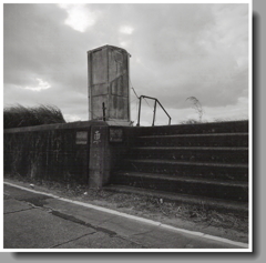 海辺の簡易トイレ