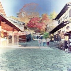 色づく馬籠宿