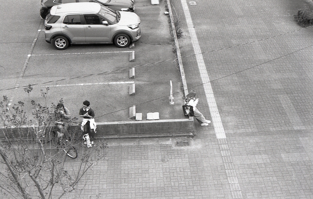 駅下に座る若者たち