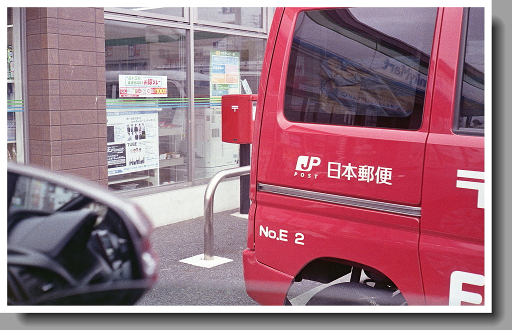 赤いポストと赤い車