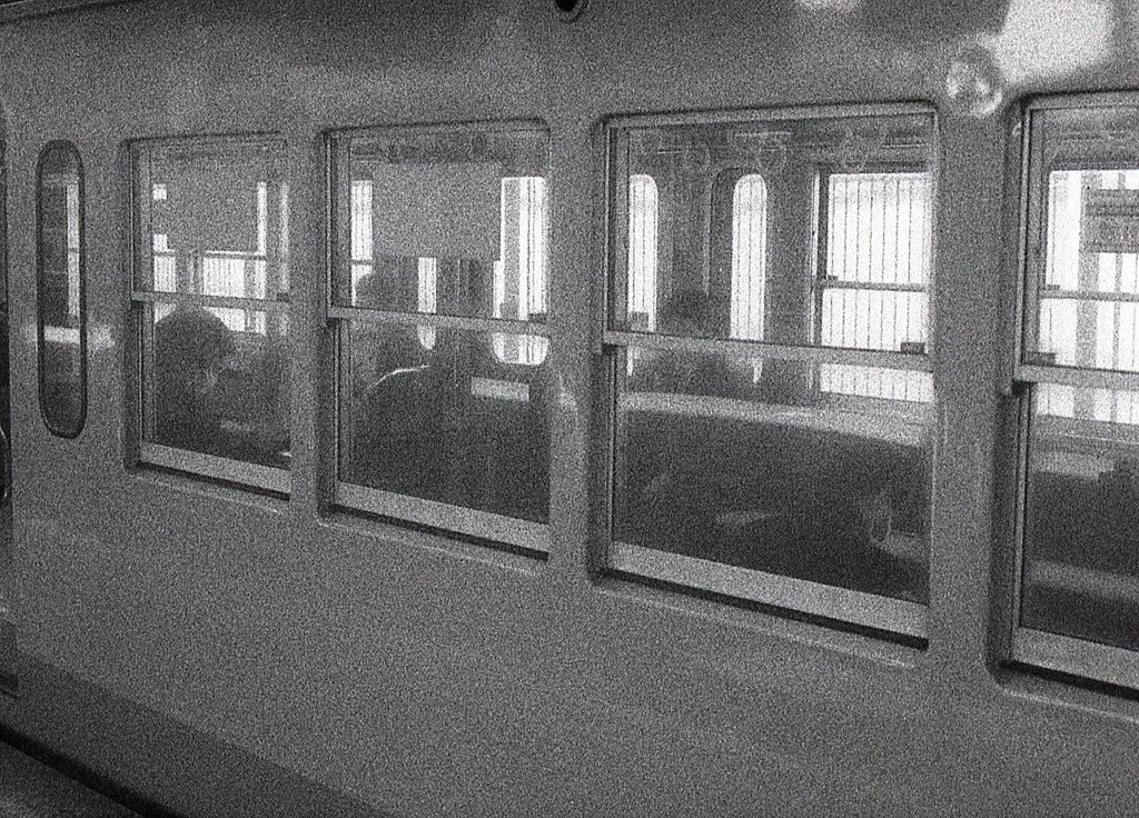 ちょっとレトロな車窓です。