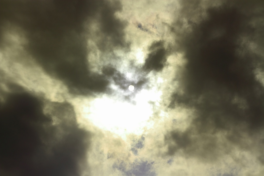 雲の切れ目から