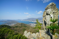 不動明王に見守られる島
