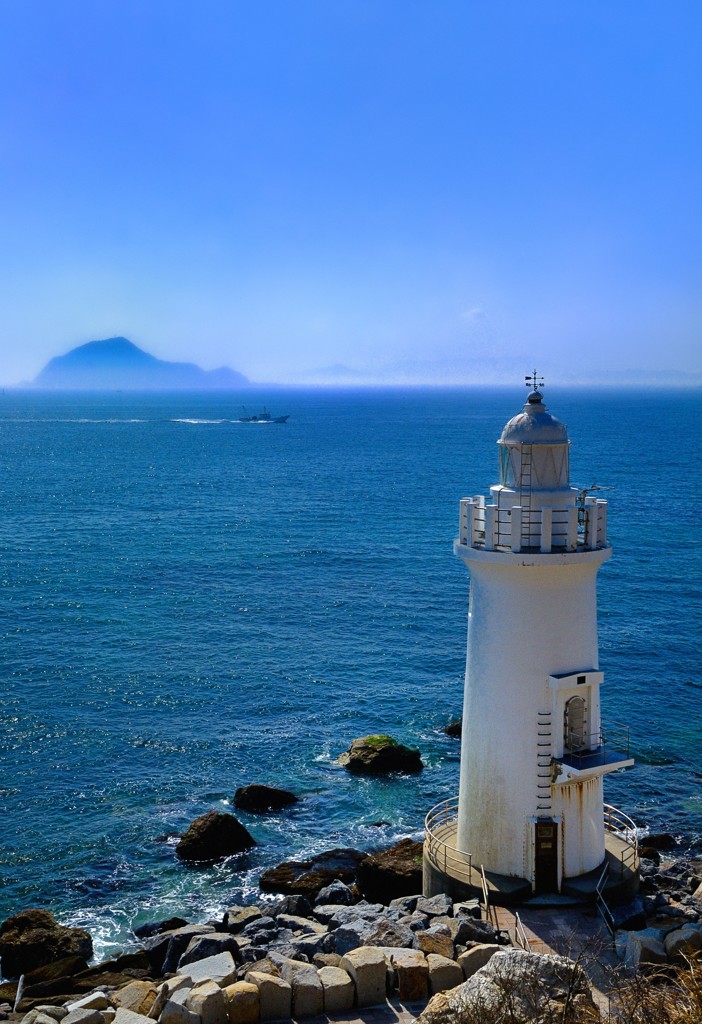 伊良湖岬灯台と小説『潮騒』の舞台となった神島の影