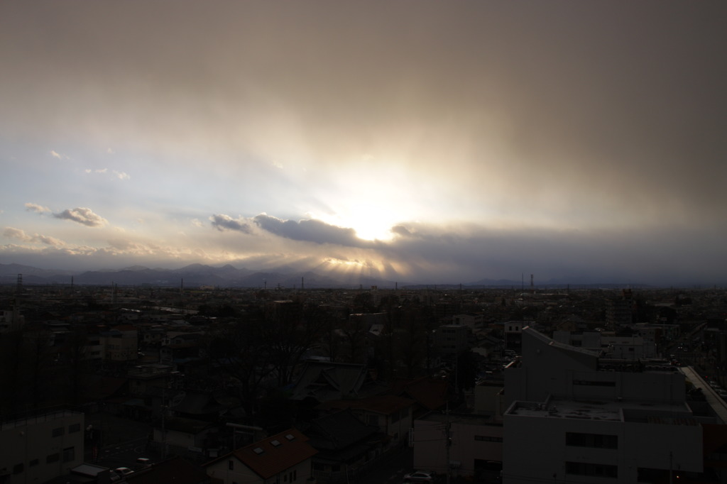 雪雲に遮られた夕日
