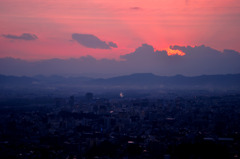 夕焼け雲の裏側に沈む街