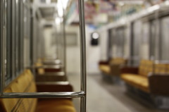 誰もいない電車の中で
