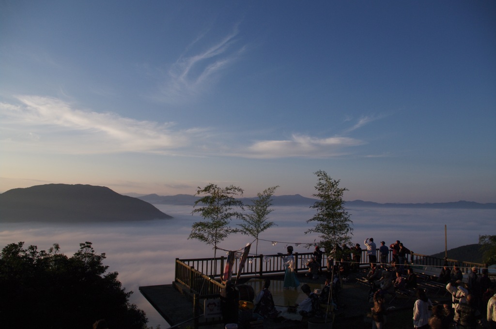 雲海の上で神楽