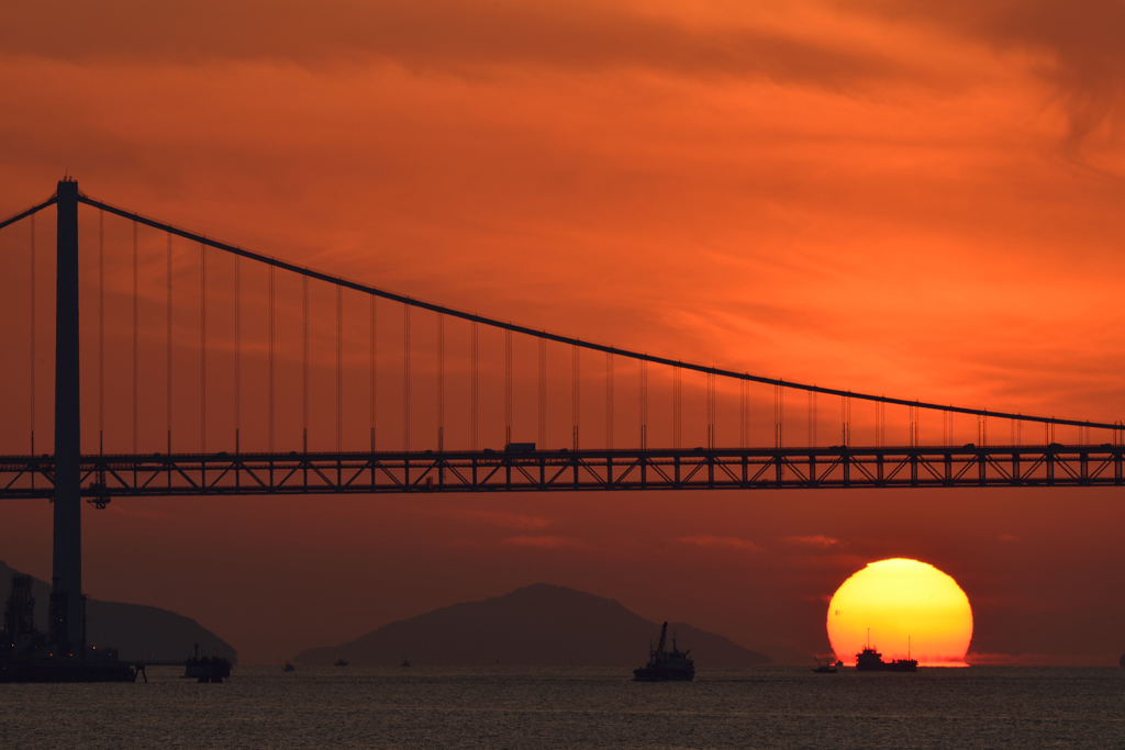 瀬戸内海の島々＋瀬戸大橋＋夕日＋船＝