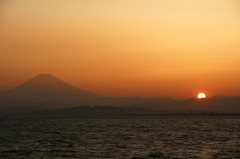 夕日を眺める富士