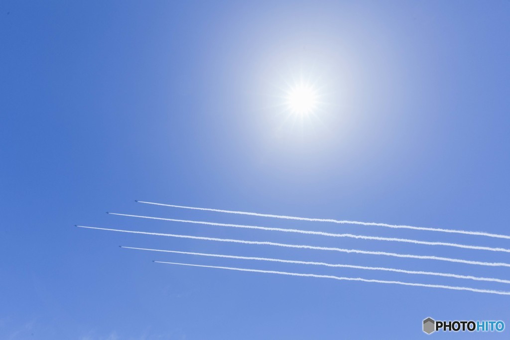 青空を駆ける5つの青い衝撃