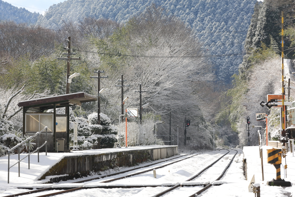 雪の無人駅