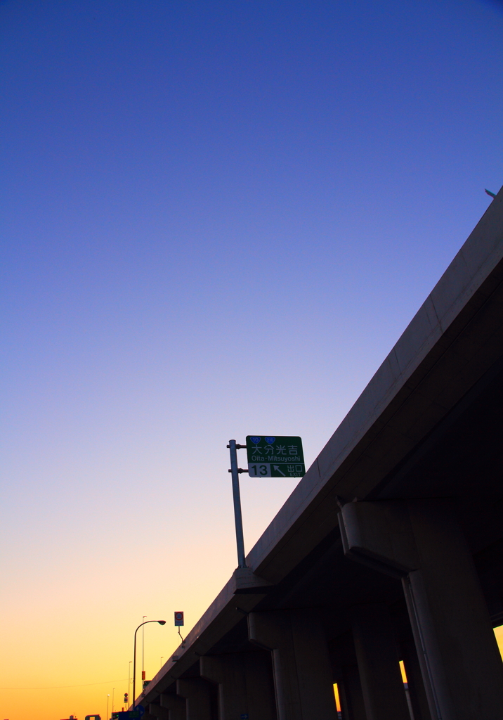 夕暮れ時の高速道路