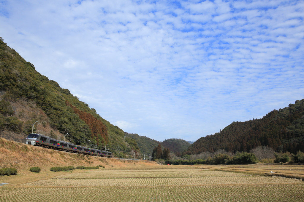 鱗の空、山間の鉄路