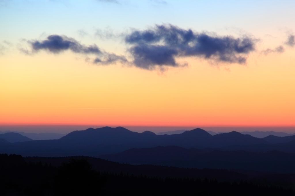 夜明け前の山並