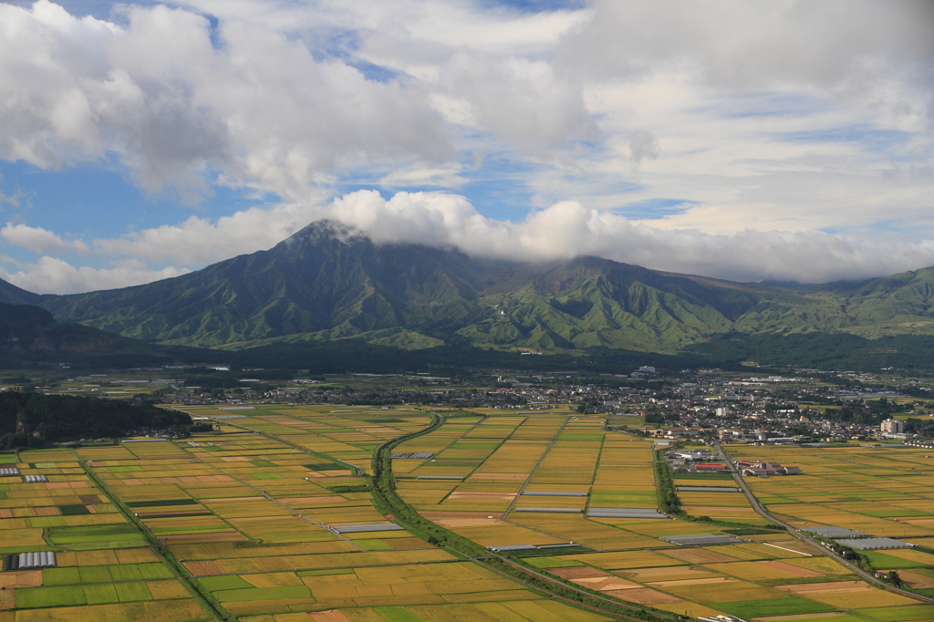 雲かかる阿蘇の山