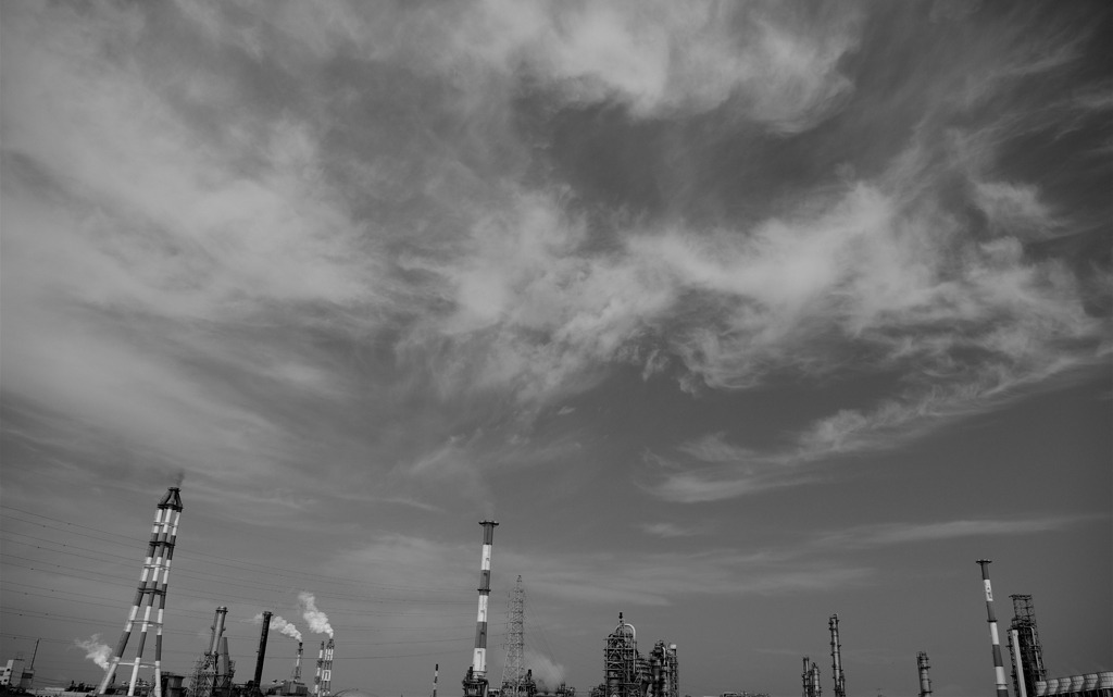 工場と空