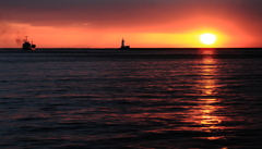 船と朝陽と灯台と