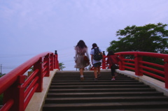 三姉妹の渡る橋