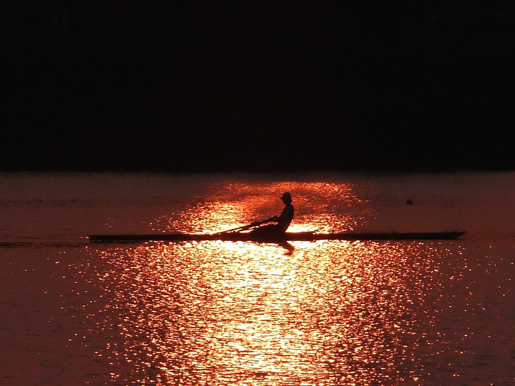 夕焼けのカヌー