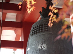 釣鐘と紅葉