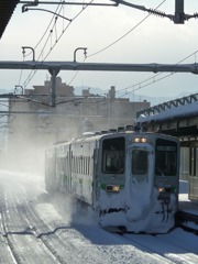 粉雪舞う