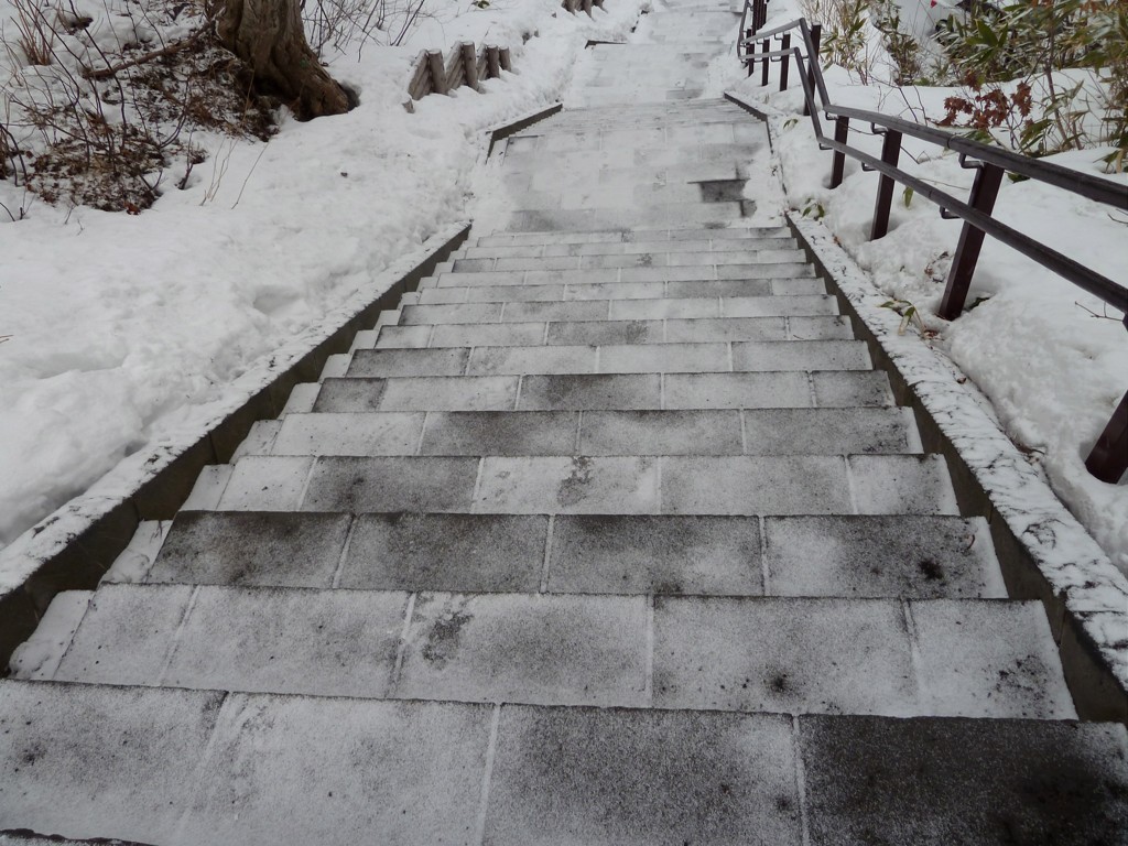 滑らないように降りましょう。