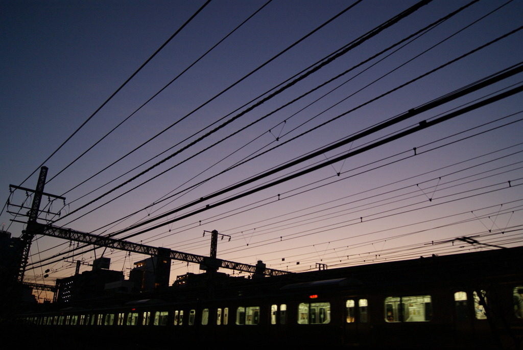 無人電車の朝