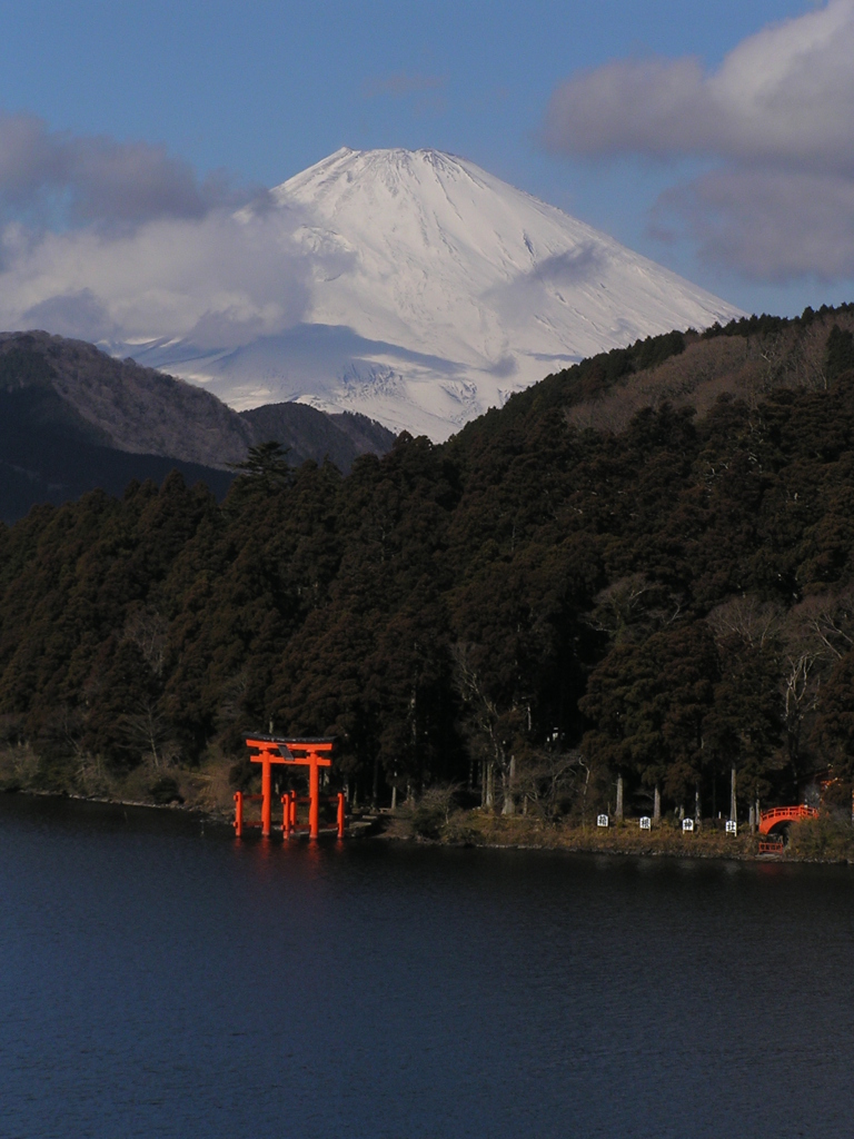 芦ノ湖畔からのぞむ富士山