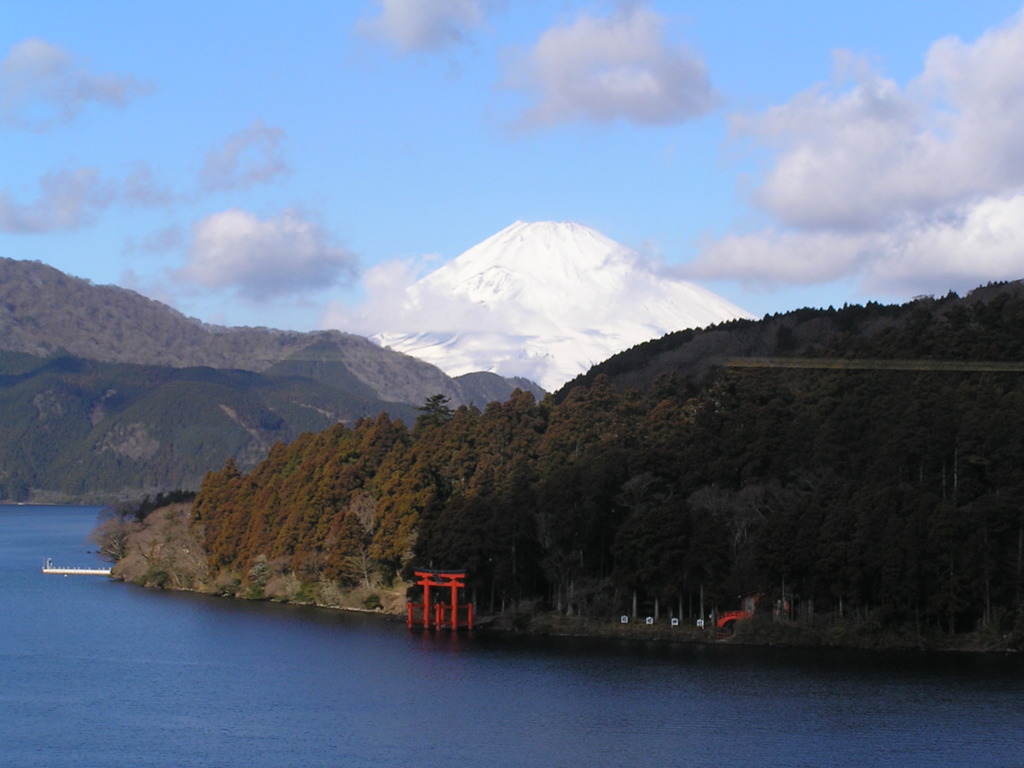 芦ノ湖畔から望む富士