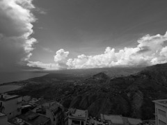立ち上がる雲