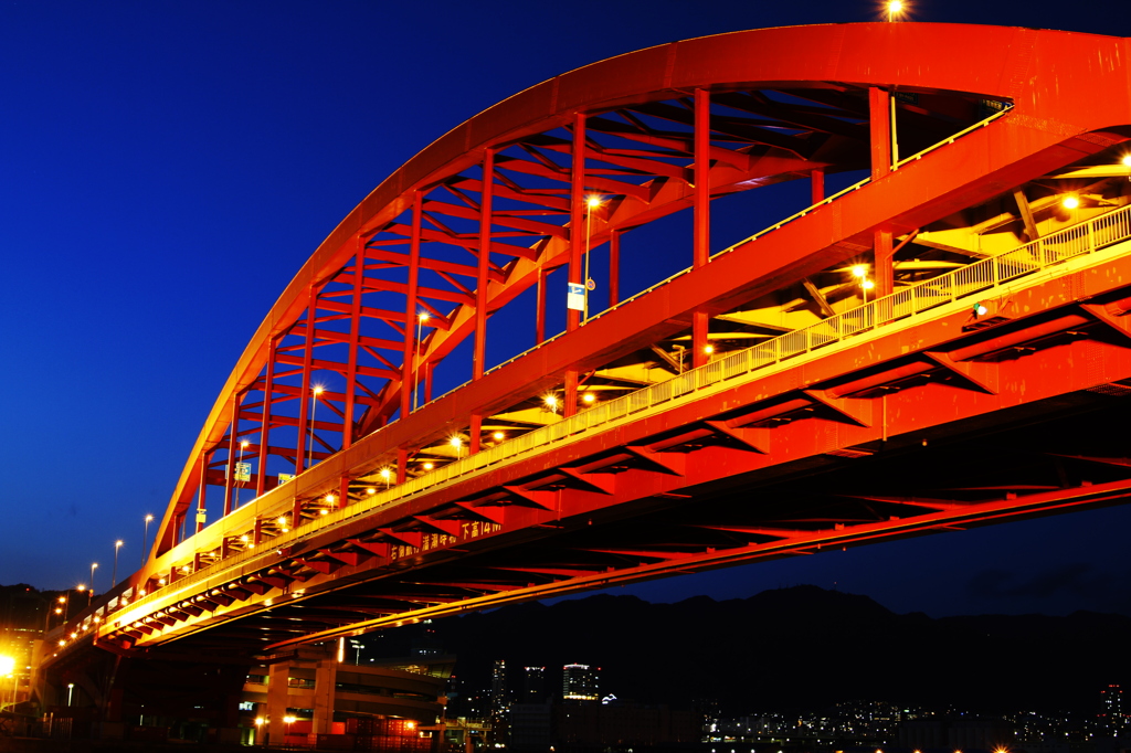 日暮れ時の神戸大橋