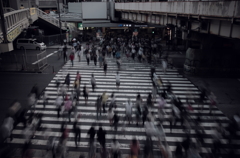 横断歩道を渡るひとたち