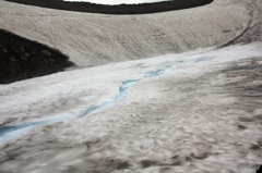 雪渓を流れる青い川