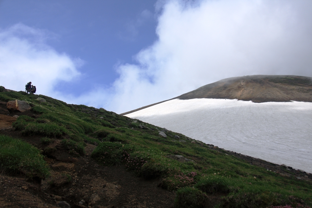 貴重な青空と雪渓と登山者
