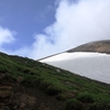 貴重な青空と雪渓と登山者